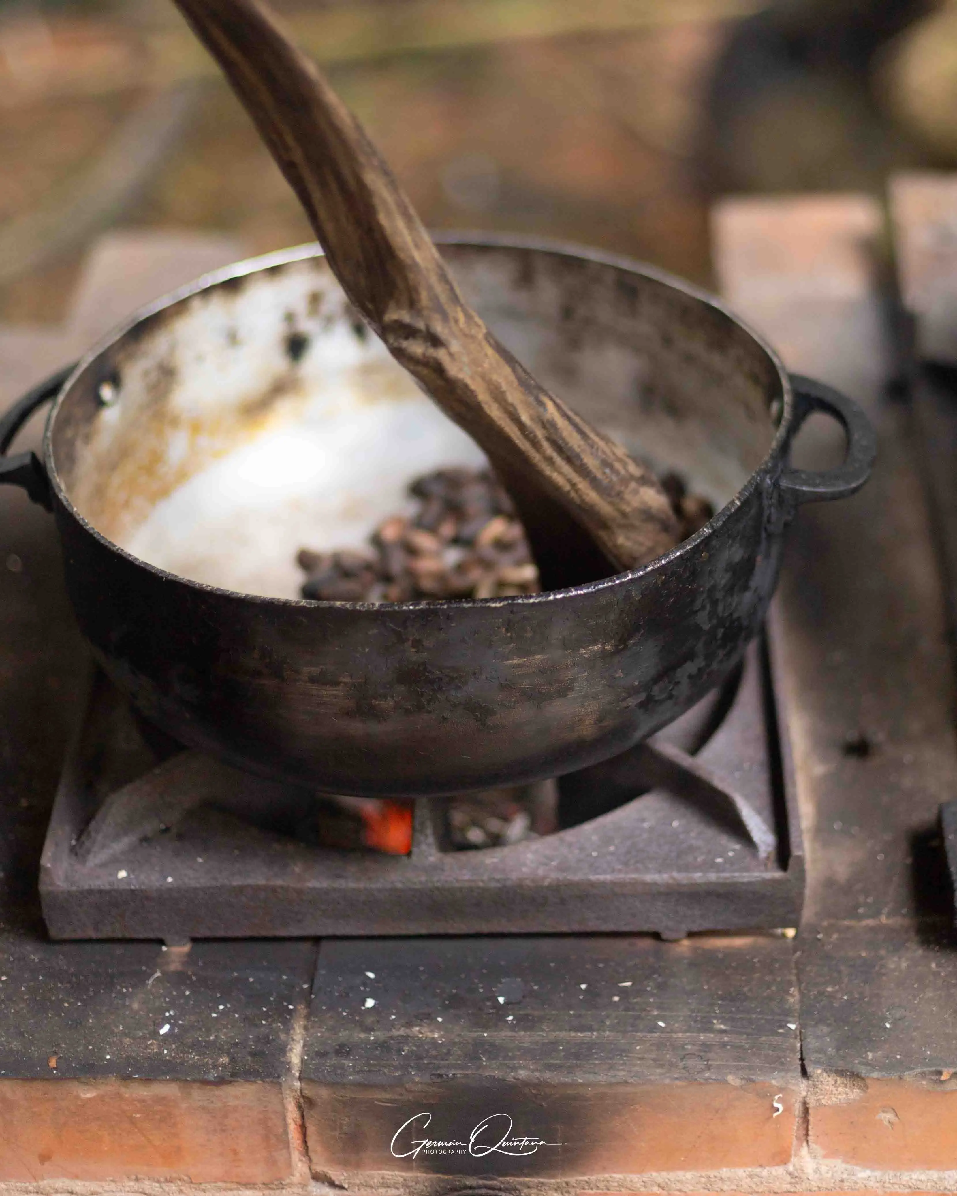 Granos de cacao tostándose de manera artesanal