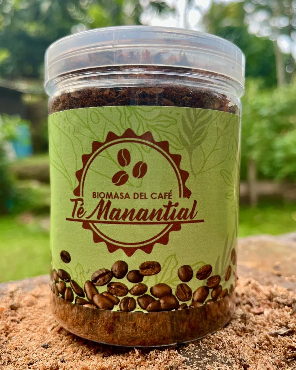 ritual de café con tazas cerámicas y granos tostados sobre mesa rústica